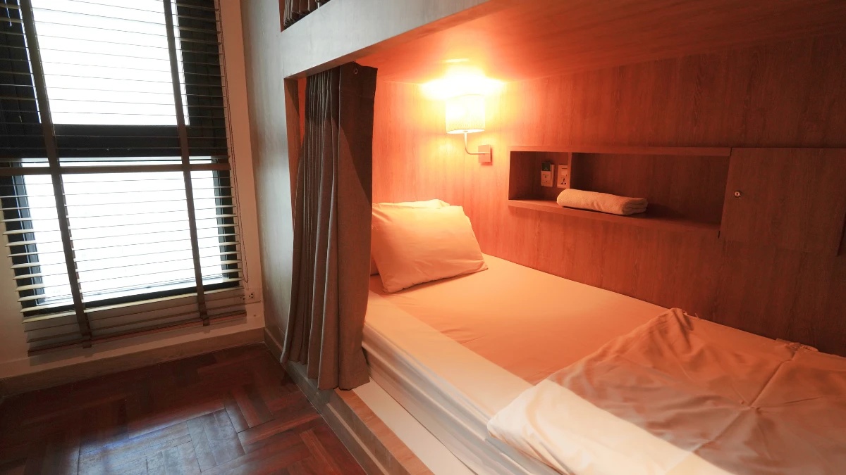 1 Person In 20 Beds Dormitory Mix main view at The Poshtel Bangkok By Benya