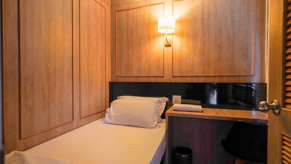 Private Single Room With Shared Bathroom main view at The Poshtel Bangkok By Benya