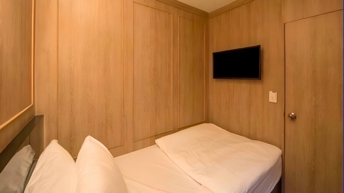 Private Single Room With Shared Bathroom bed area at The Poshtel Bangkok By Benya