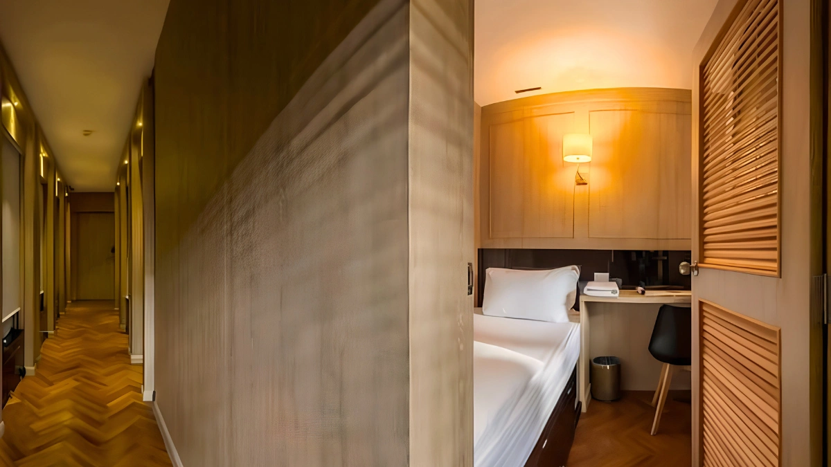 Private Single Room With Shared Bathroom atmosphere at The Poshtel Bangkok By Benya