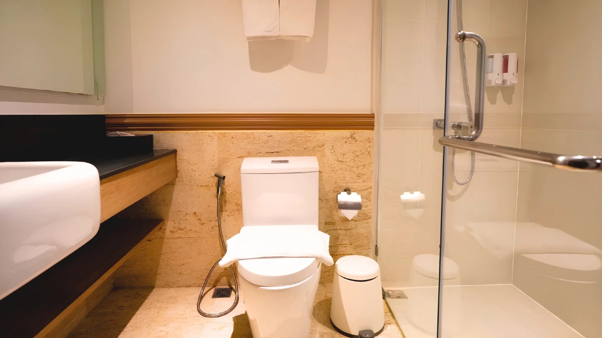 Superior Twin private bathroom at The Poshtel Bangkok By Benya