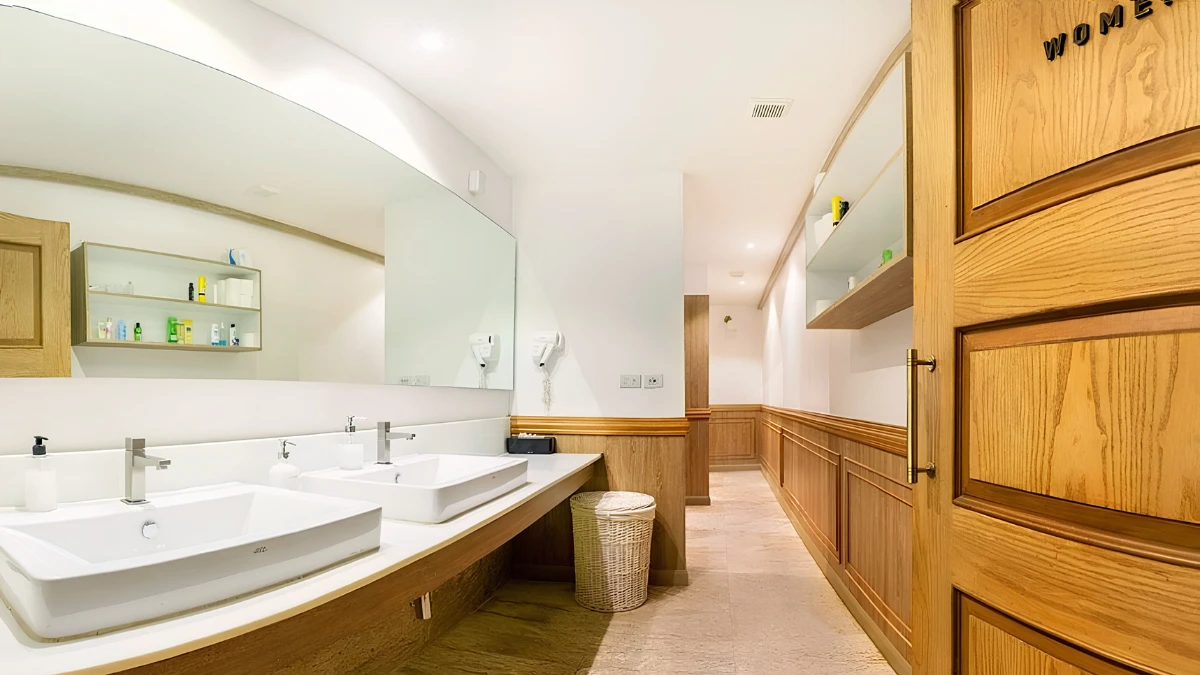 Lady Dormitory shared bathroom at The Poshtel Bangkok By Benya